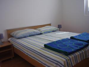Postel nebo postele na pokoji v ubytování Apartments with a parking space Nin, Zadar - 15861