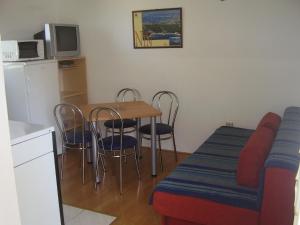 Kuchyň nebo kuchyňský kout v ubytování Apartments with a parking space Nin, Zadar - 15861