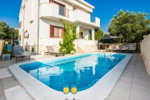 uma piscina em frente a uma casa em Family friendly house with a swimming pool Sveti Filip i Jakov, Biograd - 15775 em Sveti Filip i Jakov