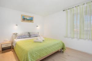 Posteľ alebo postele v izbe v ubytovaní Apartments by the sea Trogir - 15517
