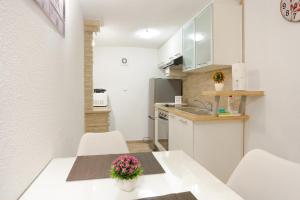 Kuchyňa alebo kuchynka v ubytovaní Apartments by the sea Trogir - 15517