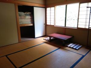 Habitación con mesa, puerta y ventanas en Matsuo House - Max 4 person Room Aki en Zao Onsen