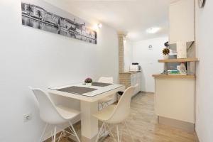 Kuchyňa alebo kuchynka v ubytovaní Apartments by the sea Trogir - 15517