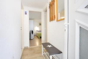 Posteľ alebo postele v izbe v ubytovaní Apartments by the sea Trogir - 15517