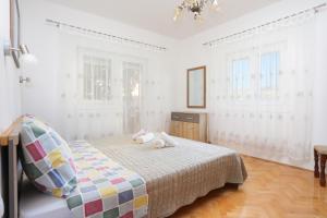 Posteľ alebo postele v izbe v ubytovaní Apartments by the sea Trogir - 15517