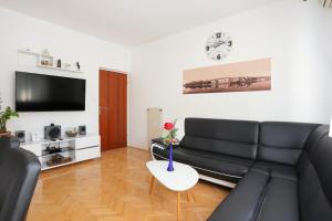 Televízia a/alebo spoločenská miestnosť v ubytovaní Apartments by the sea Trogir - 15517