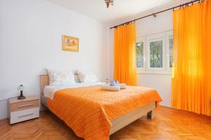 Posteľ alebo postele v izbe v ubytovaní Apartments by the sea Trogir - 15517