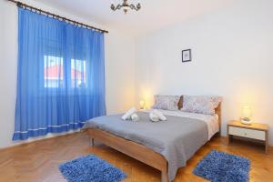 Posteľ alebo postele v izbe v ubytovaní Apartments by the sea Trogir - 15517