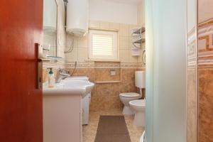 Kúpeľňa v ubytovaní Apartments by the sea Trogir - 15517
