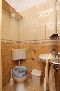 Kúpeľňa v ubytovaní Apartments by the sea Trogir - 15517