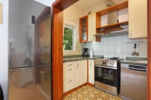 Kuchyňa alebo kuchynka v ubytovaní Apartments by the sea Trogir - 15517