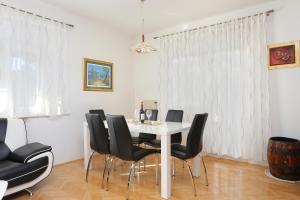 Posedenie v ubytovaní Apartments by the sea Trogir - 15517