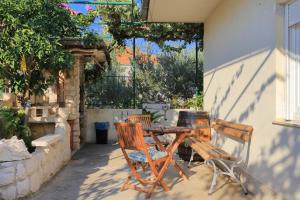 Vonkajšia záhrada v ubytovaní Apartments by the sea Trogir - 15517