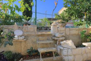 Vonkajšia záhrada v ubytovaní Apartments by the sea Trogir - 15517
