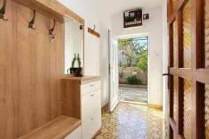 Fotografia z galérie ubytovania Apartments by the sea Trogir - 15517 v Trogiri