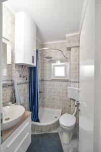 ein Badezimmer mit einem Waschbecken, einem WC und einer Badewanne in der Unterkunft Apartments with a parking space Gradac, Makarska - 15750 in Gradac