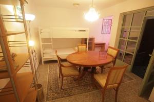 Rooms by the sea Zadar - Diklo, Zadar - 16023 في زادار: غرفة طعام مع طاولة وكراسي خشبية +41 صورة