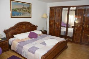 Posteľ alebo postele v izbe v ubytovaní Apartments by the sea Senj - 16279