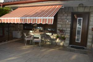 Reštaurácia alebo iné gastronomické zariadenie v ubytovaní Apartments by the sea Senj - 16279