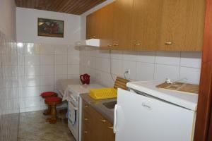 Kuchyňa alebo kuchynka v ubytovaní Apartments by the sea Senj - 16279