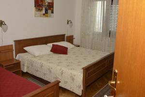 Posteľ alebo postele v izbe v ubytovaní Apartments by the sea Senj - 16279