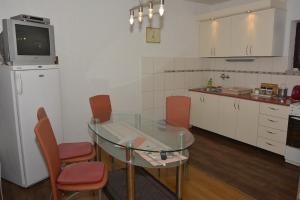 Kuchyňa alebo kuchynka v ubytovaní Apartments by the sea Senj - 16279 + 18 fotografií
