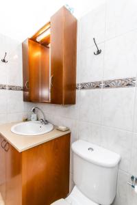 ein Bad mit einem WC und einem Waschbecken in der Unterkunft Reel Paradise Villa, Cyprus in Larnaka