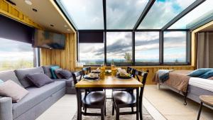 ein Wohnzimmer mit einem Tisch und einem Sofa in der Unterkunft Top Star Saariselkä - Arctic Glass Cubes in Saariselkä