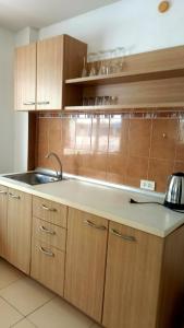 Kuchyň nebo kuchyňský kout v ubytování K2 Seaside Suites