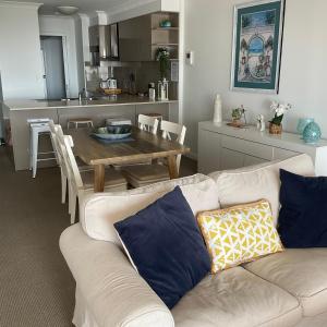 Zona d'estar a Broadbeach Holiday Apartments