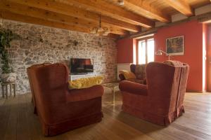 - un salon avec deux chaises et une télévision dans l'établissement Family friendly house with a swimming pool Ruzici, Opatija - 16202, à Jurdani