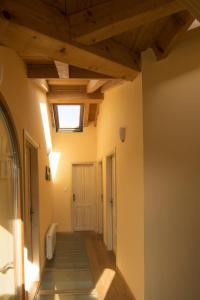 un couloir avec des plafonds en bois et une lucarne dans l'établissement Family friendly house with a swimming pool Ruzici, Opatija - 16202, à Jurdani