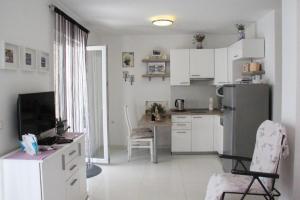 Kuchyňa alebo kuchynka v ubytovaní Apartments with a parking space Njivice, Krk - 16244