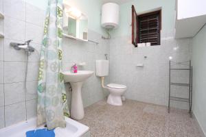Kúpeľňa v ubytovaní Apartments by the sea Slatine, Ciovo - 16131 + 37 fotografií