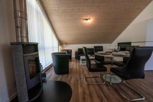uma sala de jantar com lareira, mesa e cadeiras em Seestern 1 - Nordhorn - a69856 em Nordhorn