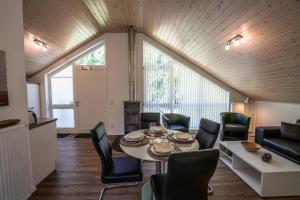 uma sala de jantar com mesa e cadeiras em Seestern 1 - Nordhorn - a69856 em Nordhorn