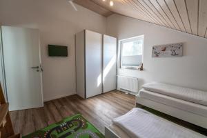 um quarto com duas camas e uma porta de correr em Seestern 1 - Nordhorn - a69856 em Nordhorn