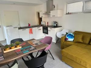 a kitchen and living room with a table and a couch at Ferienhaus am Quendorfer See, Nr. 26 in Schüttorf