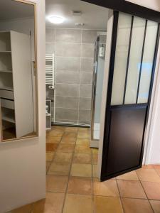 a room with a door and a tile floor at Maisonzen in Pugnac