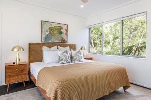een slaapkamer met een bed en een raam bij Djurapin - entertain, dine and enjoy the beach - Margaret River Properties in Dunsborough
