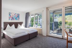 GUESTHOUSE ZURZACH - Self Check-in في باد زورزاخ: غرفة فندقية مع سرير وشرفة