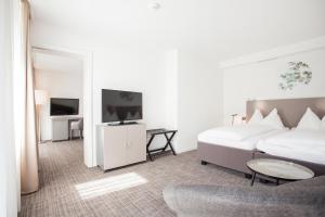 سرير أو أسرّة في غرفة في GUESTHOUSE ZURZACH - Self Check-in