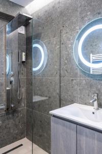 W łazience znajduje się umywalka i prysznic. w obiekcie Empress Luxury Residences w mieście Wolos
