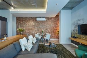 uma sala de estar com um sofá e uma mesa em The Signature luxury apartment em Cidade do Cabo