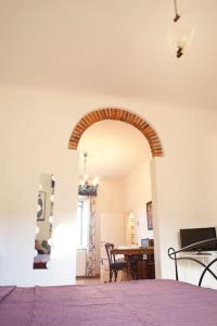 - une chambre avec une voûte et une salle à manger avec une table dans l'établissement Maison Dei Miracoli, à Pise