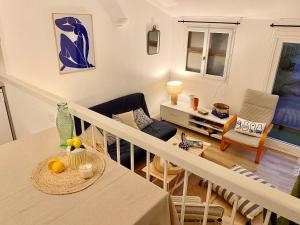 una pequeña sala de estar con mesa y sillas. en Terra Bella - mini Villa vue mer, en Grosseto-Prugna