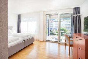 سرير أو أسرّة في غرفة في GUESTHOUSE ZURZACH - Self Check-in