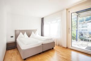 سرير أو أسرّة في غرفة في GUESTHOUSE ZURZACH - Self Check-in