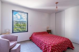 1 dormitorio con cama roja y ventana en Vita en Grosseto-Prugna