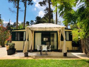 tenda con sedie e tavolo in cortile di Baia Dei Micenei a Otranto